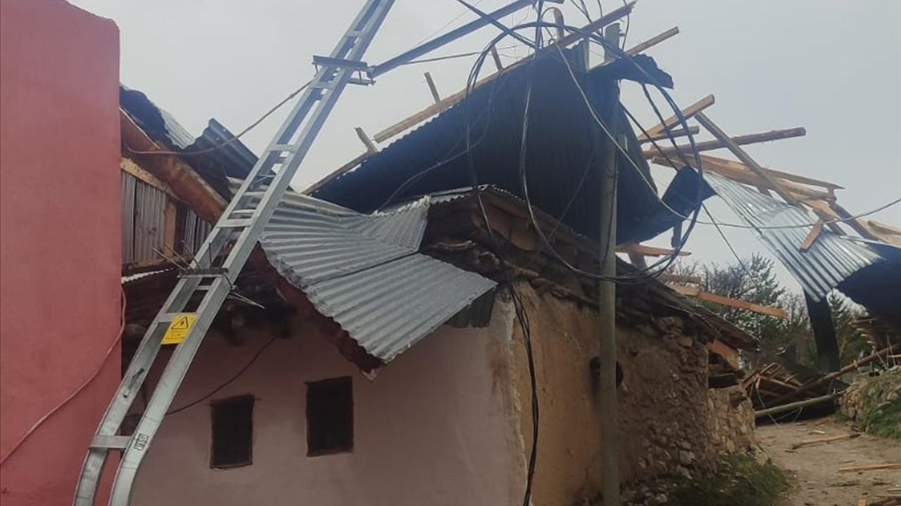 Erzincan'da Şiddetli Fırtına: Çatılar Uçtu, Altyapıya Zarar Verdi