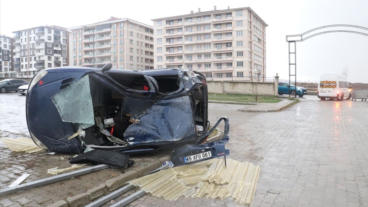 Erzurum'da Kuvvetli Rüzgar Binalara ve Araçlara Zarar Verdi