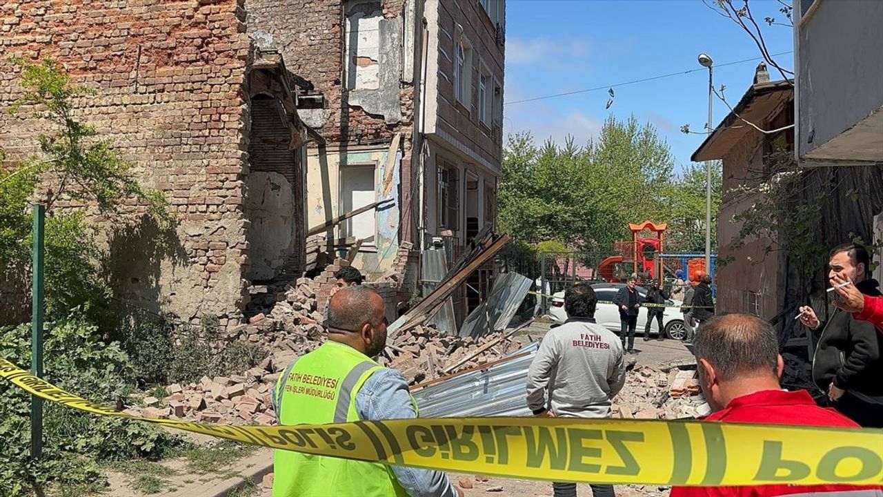 Fatih'te Deprem Sonrası Metruk Binada Çökme Olayı