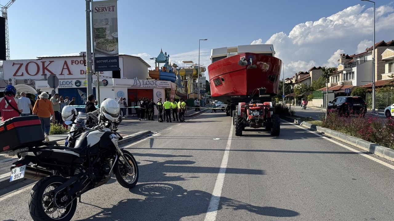 Fethiye'de Tekne Taşıyan Römorkun Altında Kalan Kişi Hayatını Kaybetti