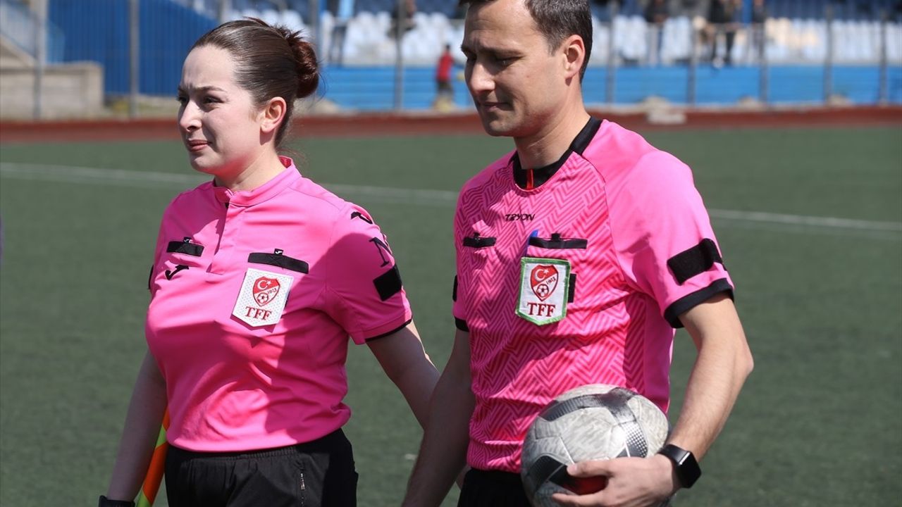 Futbol Hakemi Çift Yeşil Sahalarda Beraber Maç Yönetiyor
