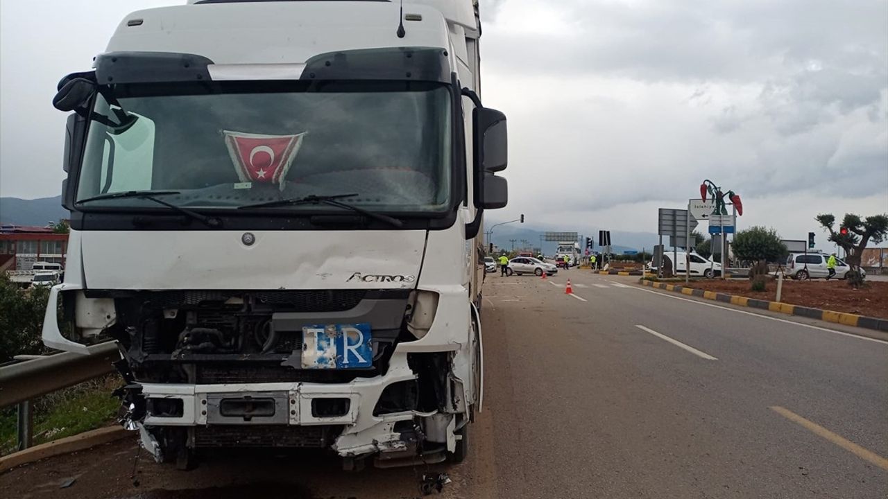 Gaziantep'te Tırla Çarpışma: 2 Kişi Hayatını Kaybetti
