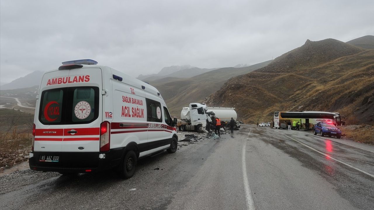 Hakkari'de Otobüs ile Yakıt Tankeri Çarpıştı: 8 Yaralı