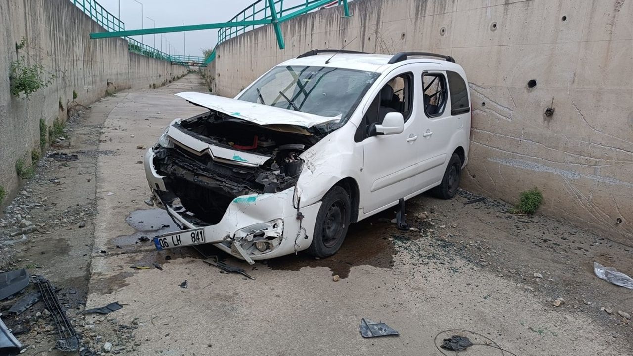 Hatay'da Hafif Ticari Araç Devrildi: İki Yaralı