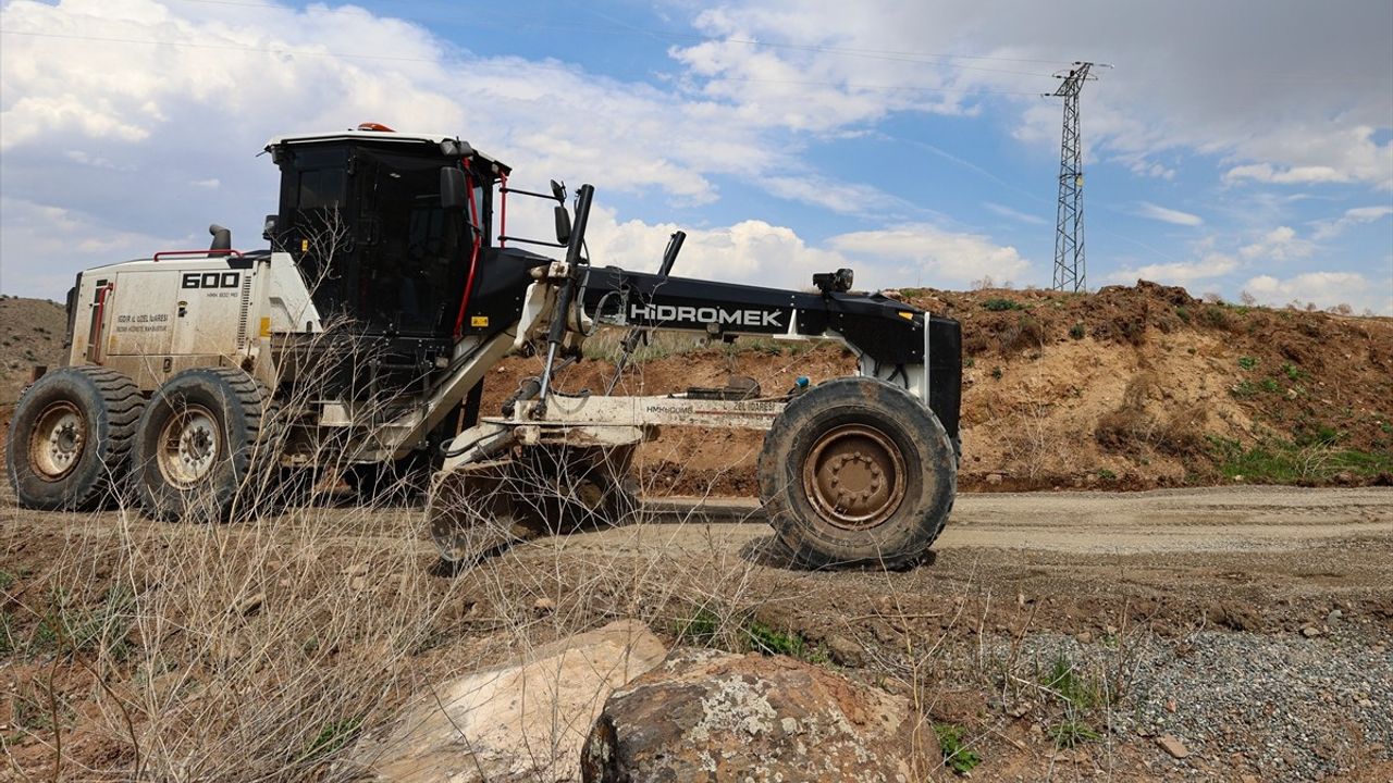 Iğdır Dağ Köylerinde Kış Yolu Onarım Çalışmaları Sürüyor