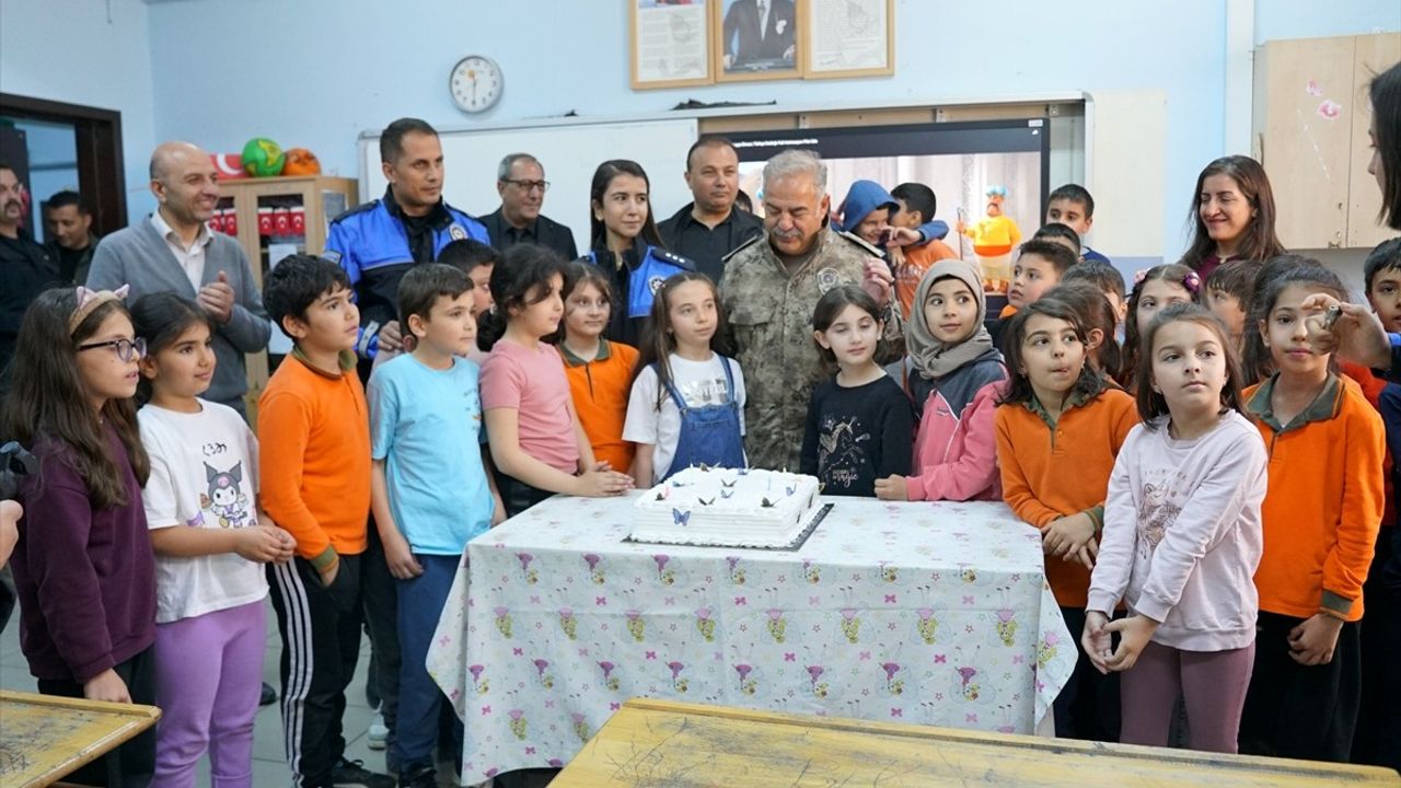 Iğdır Emniyet Müdürü'nden Minik Öğrenciye Doğum Günü Sürprizi