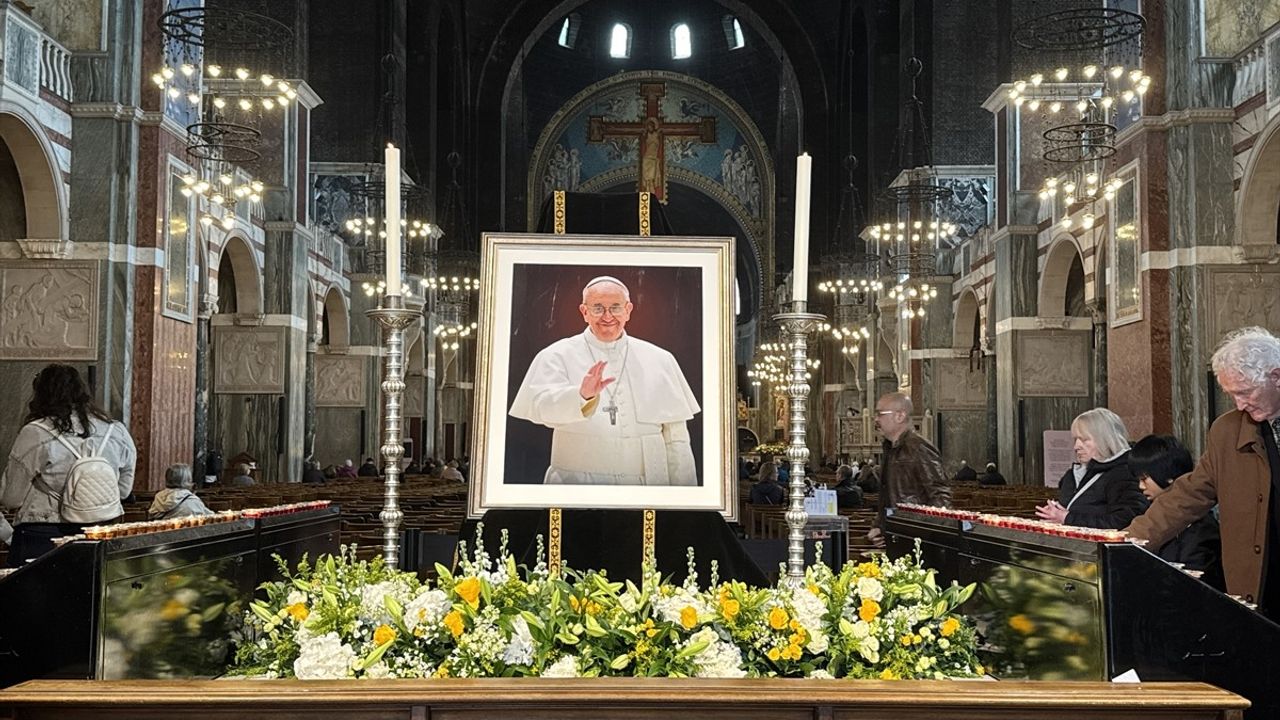 İngiltere'de Katolikler, Papa Franciscus için Taziye Alanlarına Akın Etti