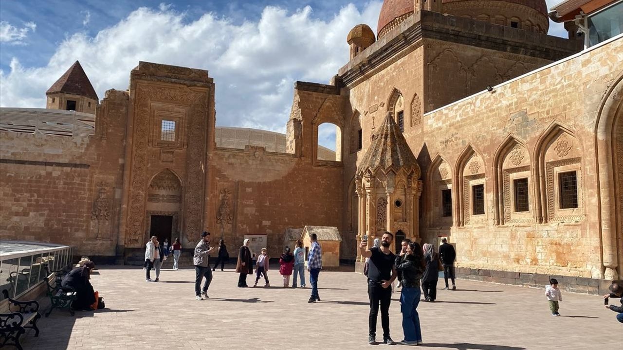 İshak Paşa Sarayı, Bayramda 17 Bin Ziyaretçiye Ev Sahipliği Yaptı