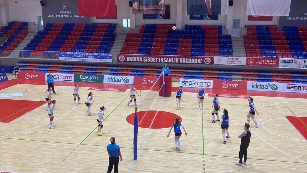 İşitme Engelliler Türkiye Voleybol Şampiyonası Karabük'te Devam Ediyor