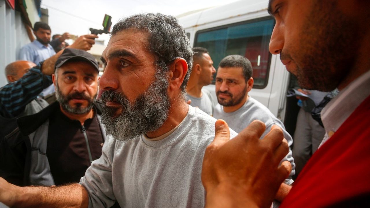 İsrail, Gazze'de 12 Filistinliyi Serbest Bıraktı