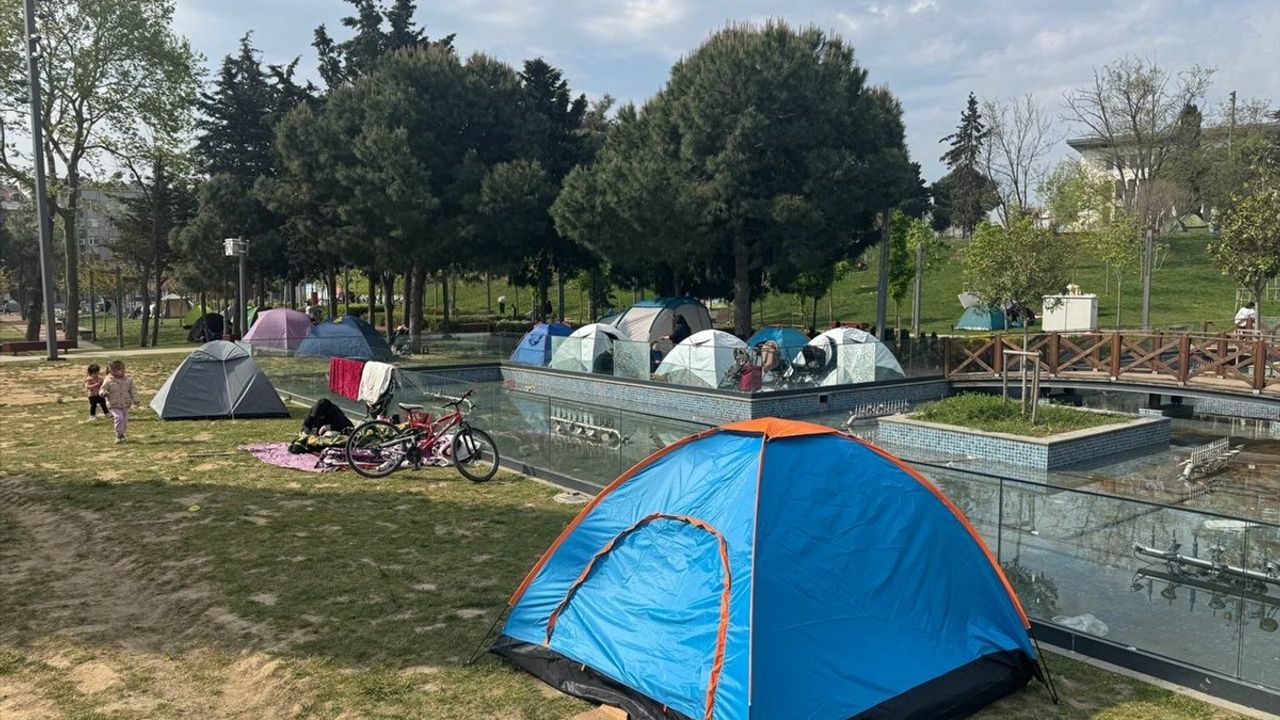 İstanbul'da Deprem Endişesi: Parklarda Kalmak Tercih Ediliyor
