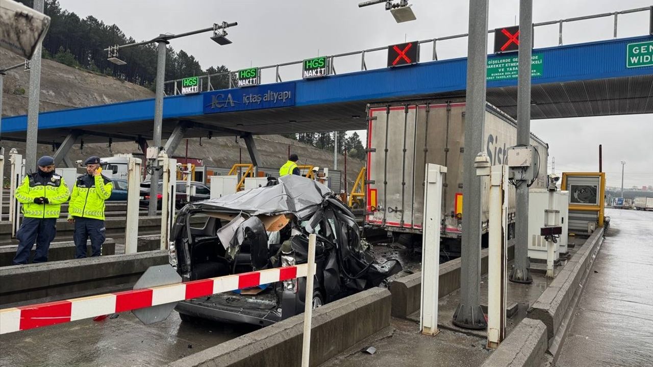 İstanbul Otoyolunda Tırda Kaza: Sürücü Ağır Yaralandı