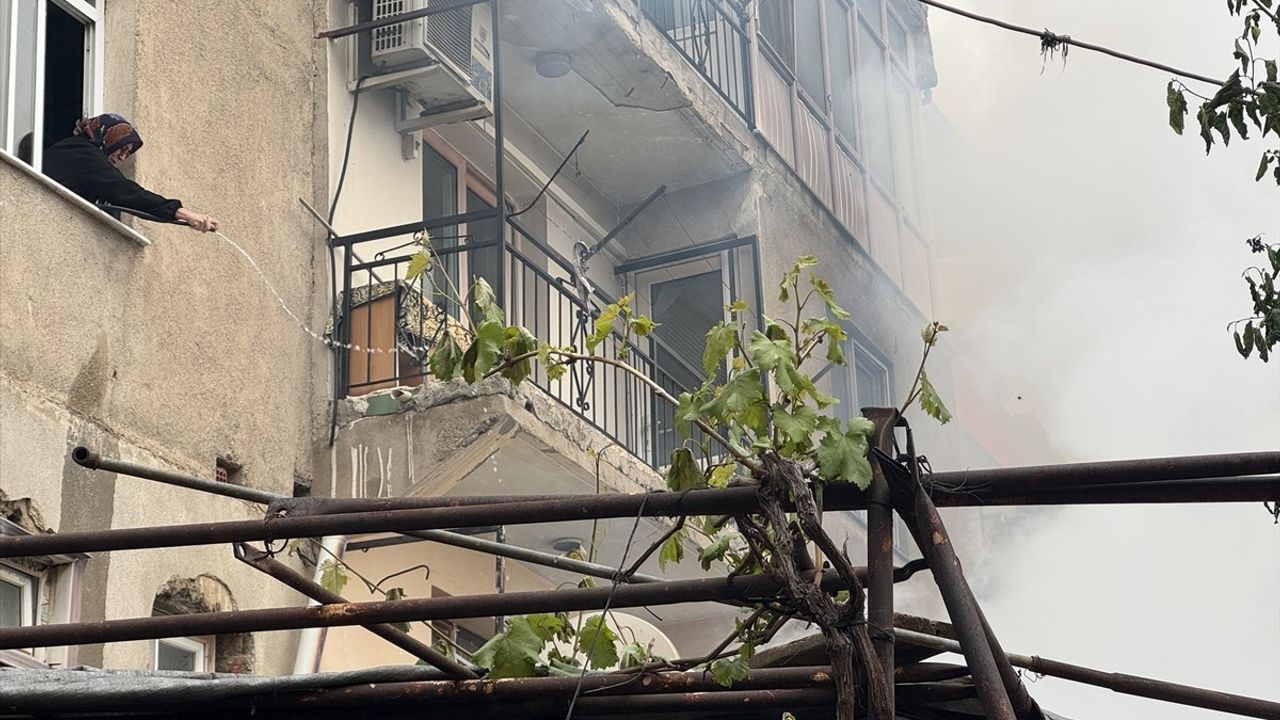 İzmir'de Evde Yangın: Çok Sayıda Kuş Telef Oldu
