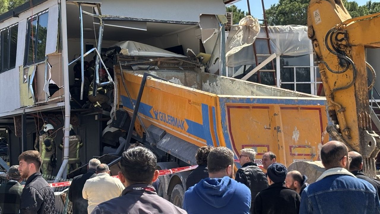 İzmir'de Kamyon Prefabrik Binaya Çarptı: Sürücü Hayatını Kaybetti