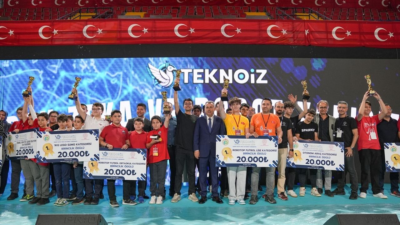 İzmir'de Öğrencilerin Robotik Kodlama Şenliği Başarıyla Gerçekleşti