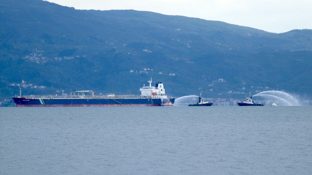 İzmit Körfezi'nde Petrol Tankerinde Yangın Kontrol Altına Alındı