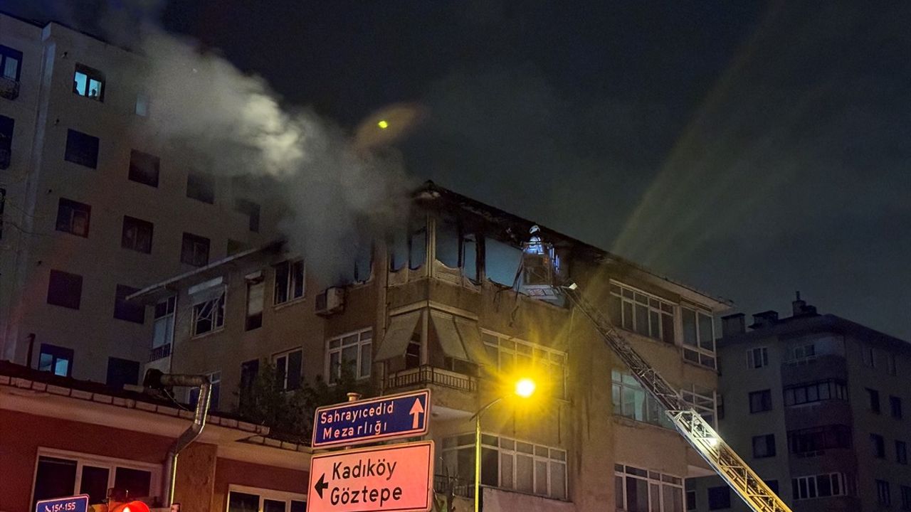 Kadıköy'de Yangın: 2 Kişi Hastaneye Kaldırıldı