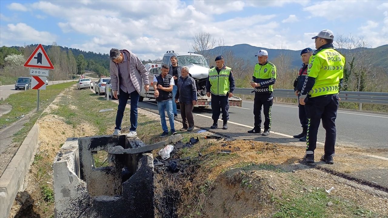 Karabük'te Hafif Ticari Araç Kaza Yaptı, 3 Kişi Yaralandı