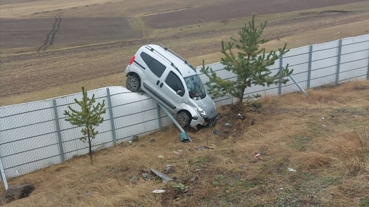 Kars'ta Kontrolden Çıkan Araç Kar Siperlerinin Üzerinde Durdu