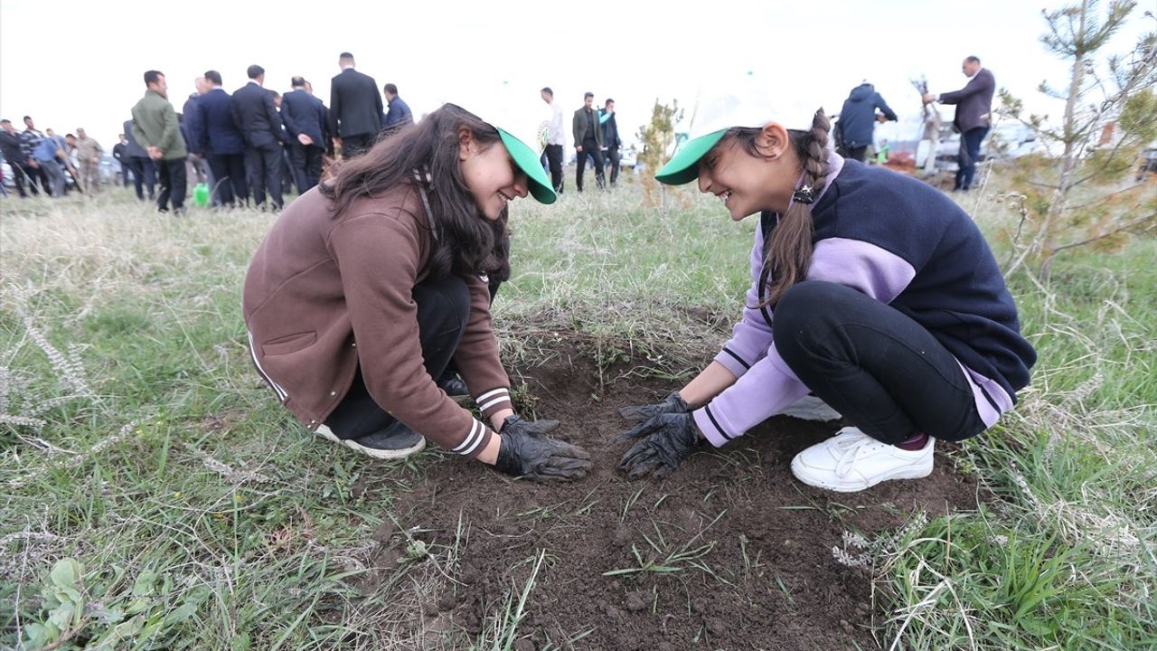 Kars'ta Meyve Bahçesi Projesi Başladı