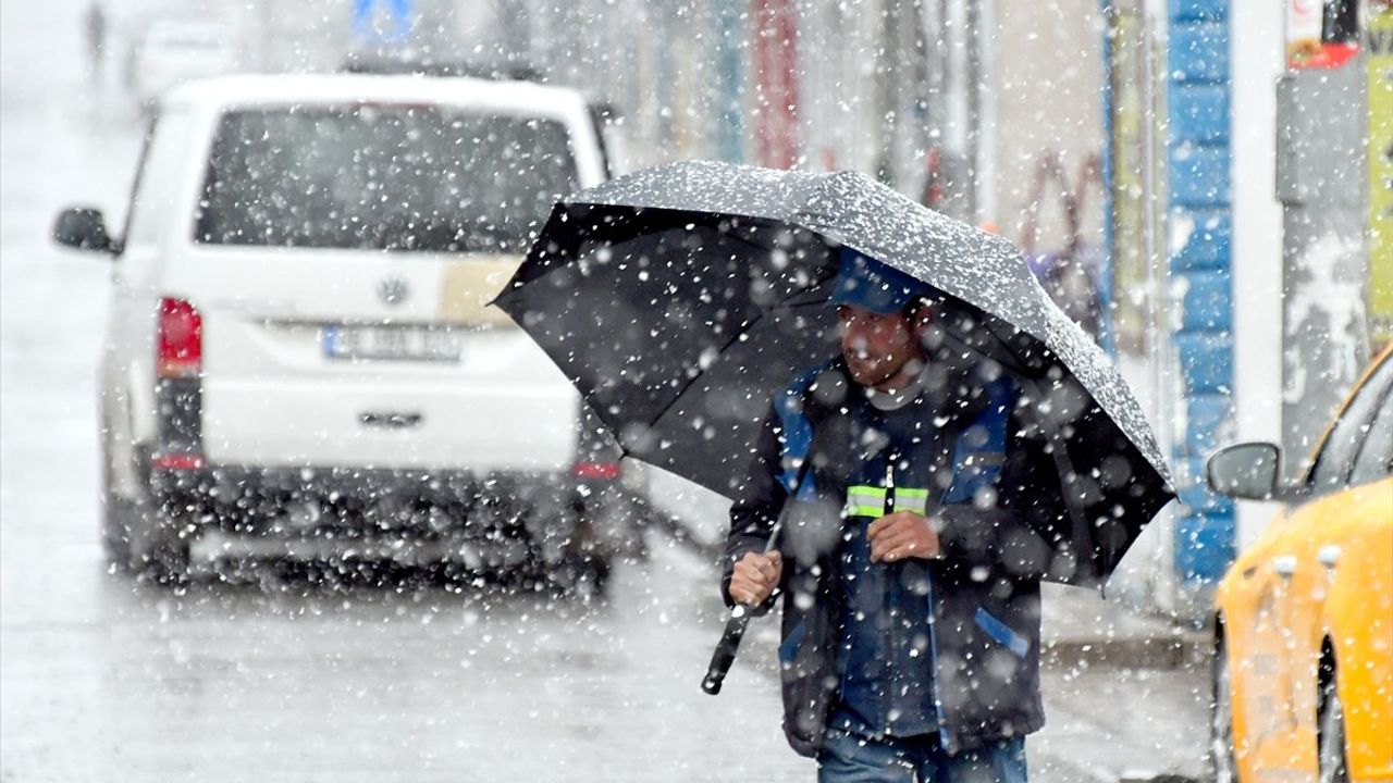 Kars'ta Nisan Ayında Kar Yağışı Etkili Oldu