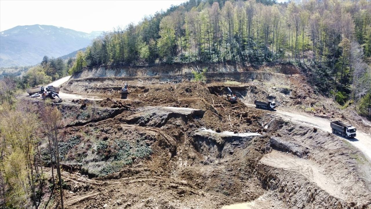 Kastamonu-Çatalzeytin Yolunda Heyelan Sonrası Çalışmalar Devam Ediyor