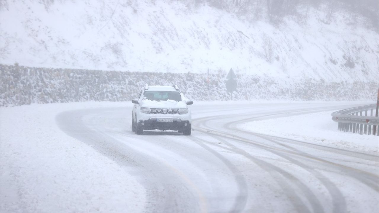 Kırklareli'de Kar Yağışı Ulaşımı Zorluyor