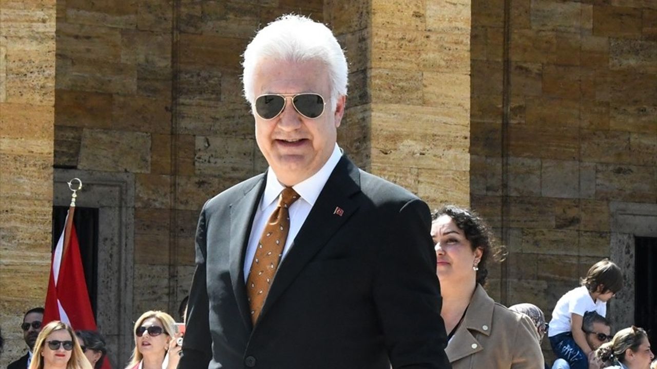 Küçük Hanımlar ve Küçük Beyler Anıtkabir'i Ziyaret Etti