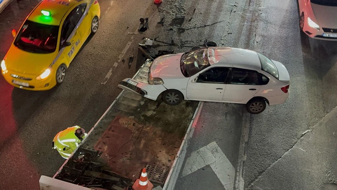 Küçükçekmece'de Takla Atan Araçta Sürücü Yaralandı