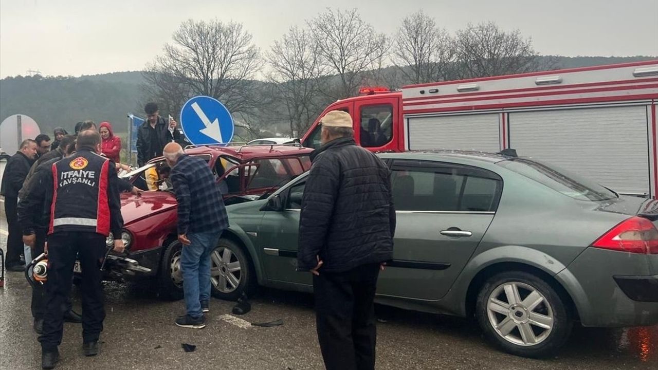 Kütahya'da İki Otomobil Çarpıştı: 1 Ölü, 2 Yaralı