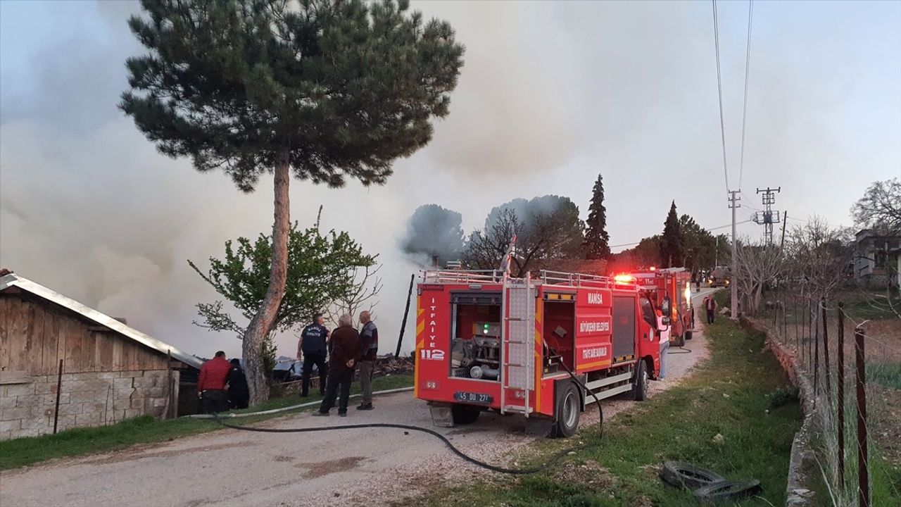 Manisa'da Ahır Yangını İki Eve Sıçradı
