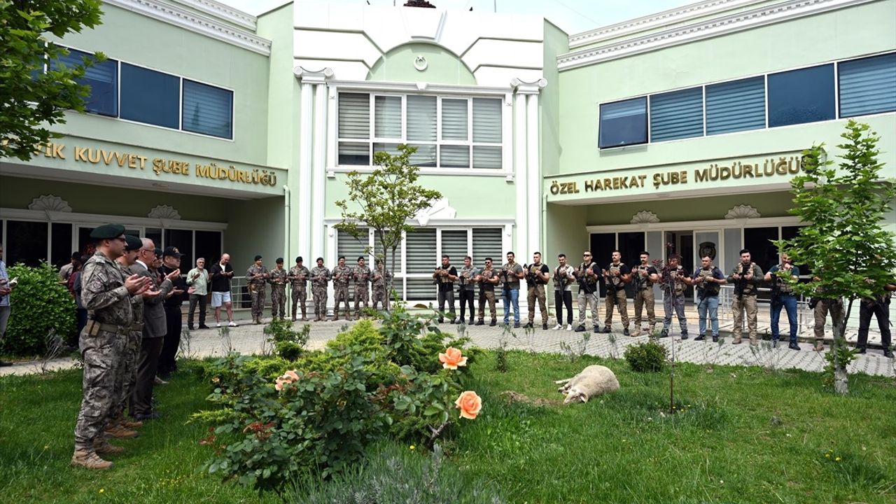 Manisa'dan Barış Pınarı Harekatı'na Uğurlanan Özel Harekat Polisleri