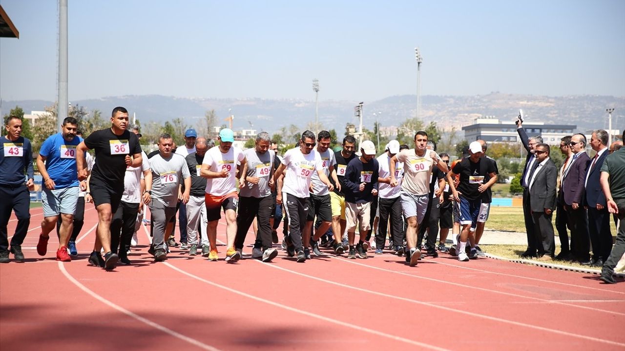 Mersin'deki Posta Dağıtıcıları Milli Takım İçin Yarıştı