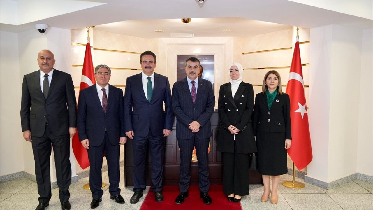 Milli Eğitim Bakanı Tekin Türkmen-Türk Okulunu Ziyaret Etti