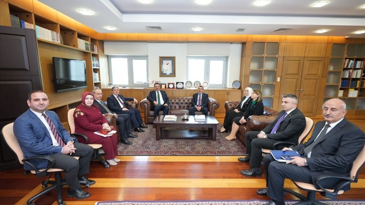 Milli Eğitim Bakanı Tekin, Türkmenistan'daki Büyükelçiliği Ziyaret Etti