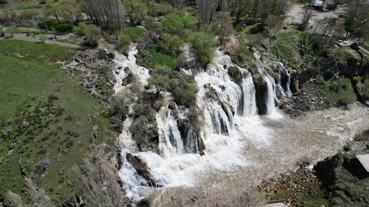 Muradiye Şelalesi Yağışlarla Coştu