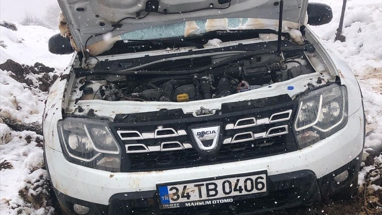 Muş'ta Doğaseverler Çamura Saplandıkları Yerden Kurtarıldı