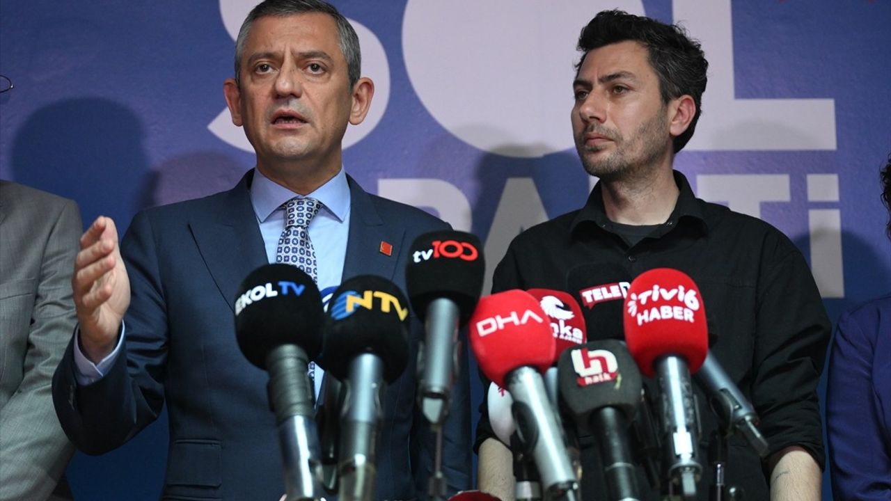Özgür Özel'den Sol Parti'ye Ziyaret: Demokrasinin Önemi Vurgulandı