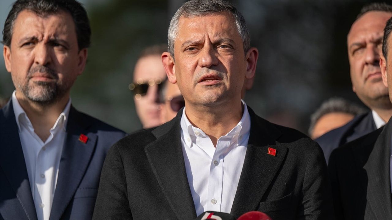 Özgür Özel, Sırrı Süreyya Önder’i Hastanede Ziyaret Etti