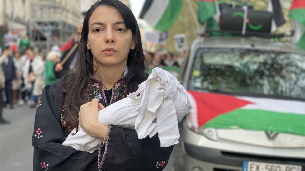 Paris'te Gazze'deki Soykırıma Karşı Anma ve Protesto Gösterisi
