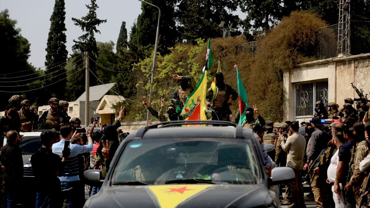 PKK/YPG'li Teröristlerin Halep'ten Çekilişi Devam Ediyor