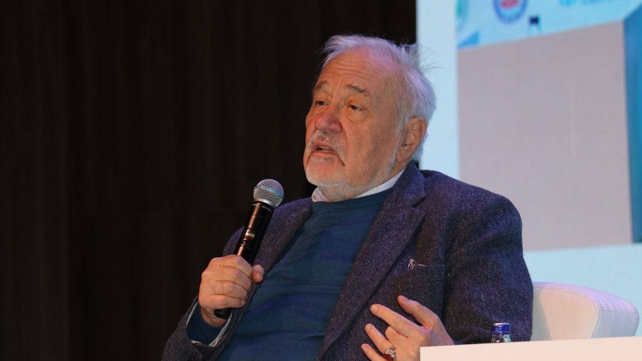 Prof. Dr. İlber Ortaylı, Marmara Kariyer Fuarı'nda Öğrencilere Meslek Seçimi Tavsiyelerinde Bulundu