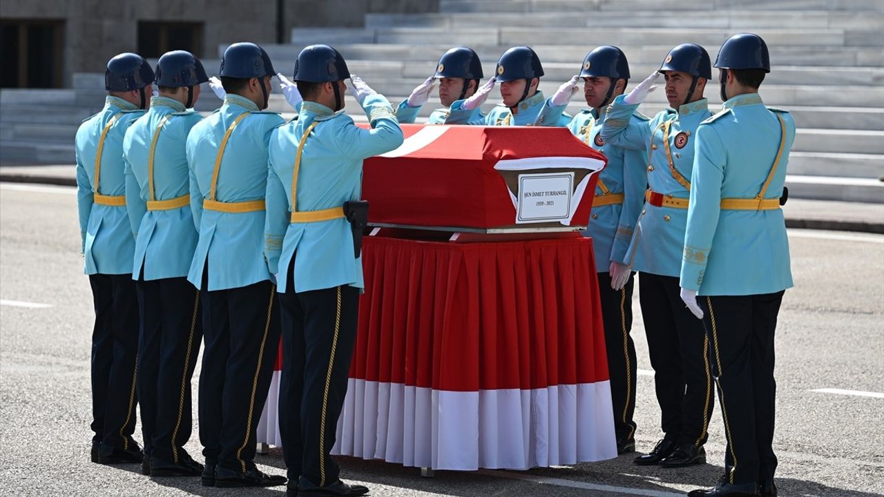 Şen İsmet Turhangil İçin Meclis'te Cenaze Töreni Düzenlendi