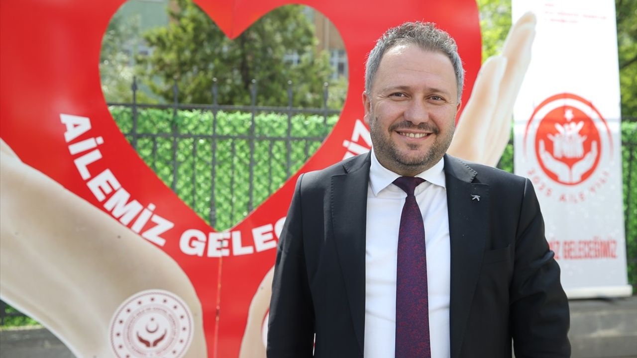 Siirt'te Aile Yılı Etkinlikleri: Trafik Işıklarında Aile İle İlgili Görseller