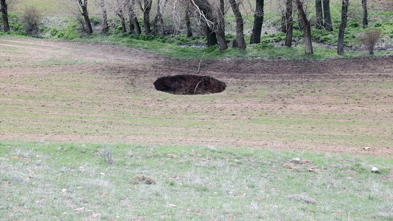 Sivas'ta 7 Metre Çapında Obruk Oluştu