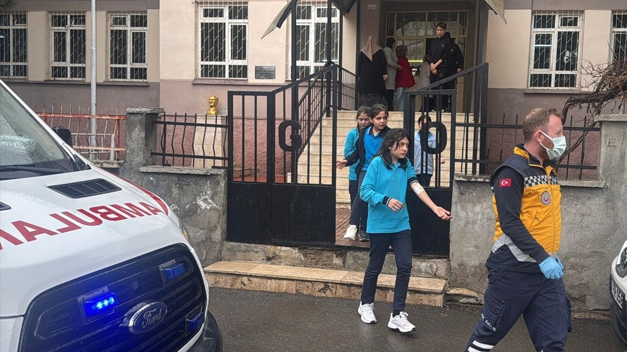 Sivas'ta Gıda Zehirlenmesi Şüphesi: 13 Öğrenci Hastaneye Kaldırıldı