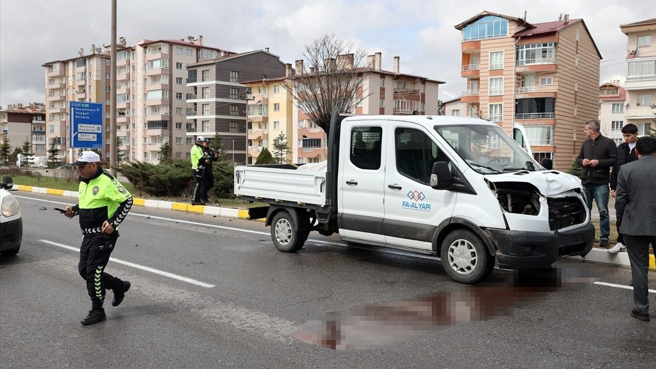 Sivas'ta Kamyonet Kazası: Bir Kadın Hayatını Kaybetti