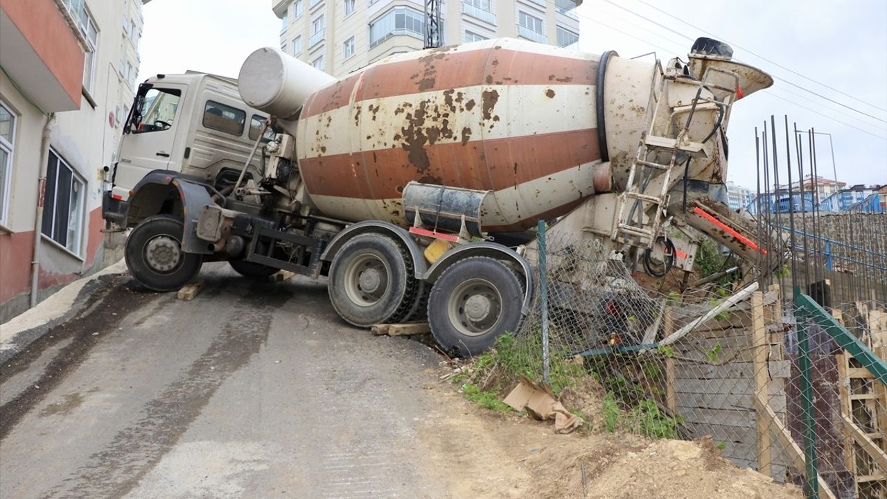 Trabzon'da Yokuştan Kayan Beton Mikseri Asılı Kaldı