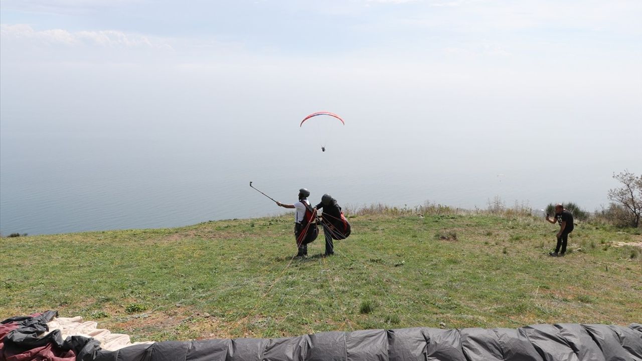 Uçmakdere'de Yamaç Paraşütü Heyecanı Bayramda Zirveye Çıkıyor