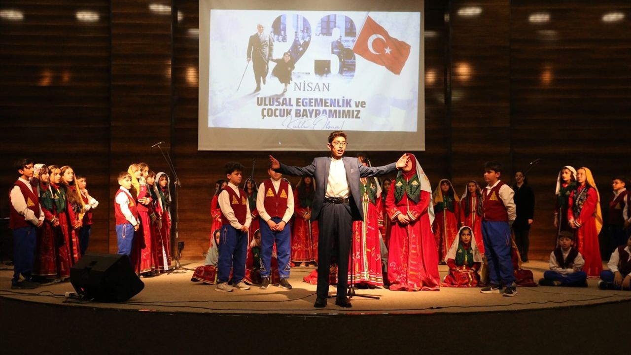 Van'da Ortaokul Öğrencileri 'Kurtuluştan Kuruluşa' Oratoryosu İle Sahne Aldı